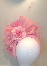 Load image into Gallery viewer, Light pink floral fascinator